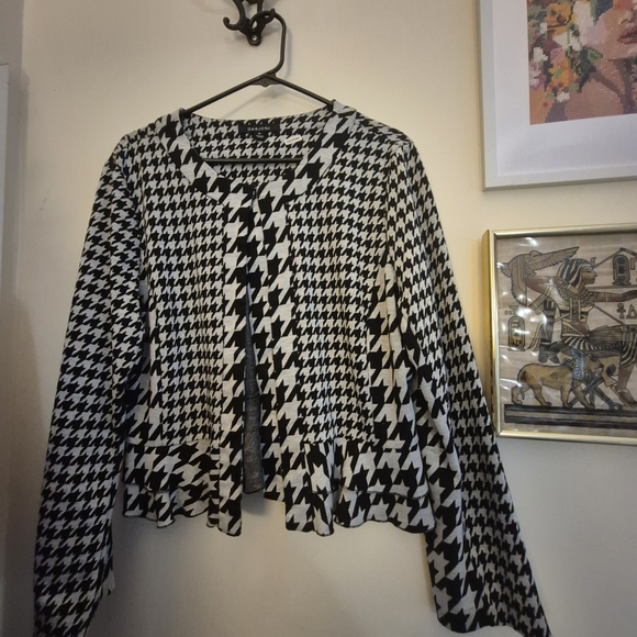 Stylish Black and White Houndstooth Blazer - Picture 4 of 4